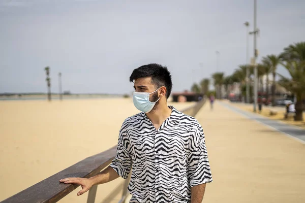 Een Spaanse Man Draagt Een Beschermend Masker Tijdens Een Wandeling — Stockfoto