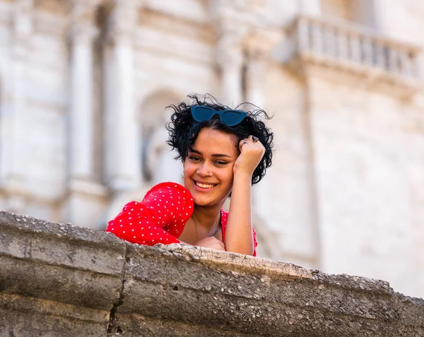 Ritratto Primo Piano Una Graziosa Donna Appoggiata Recinto Pietra Con — Foto Stock