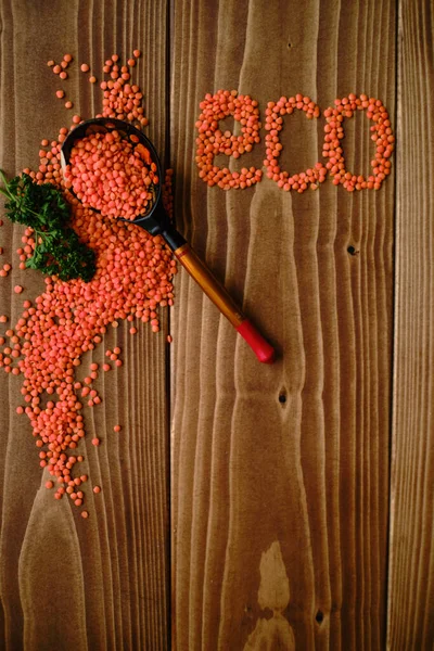 Sebuah Gambar Vertikal Kacang Lentil Merah Terbentuk Eco Dengan Sendok — Stok Foto