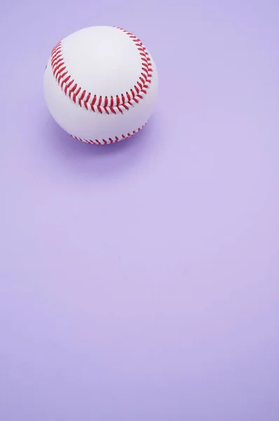 Disparo Vertical Una Pelota Béisbol Aislada Sobre Fondo Azul Claro —  Fotos de Stock