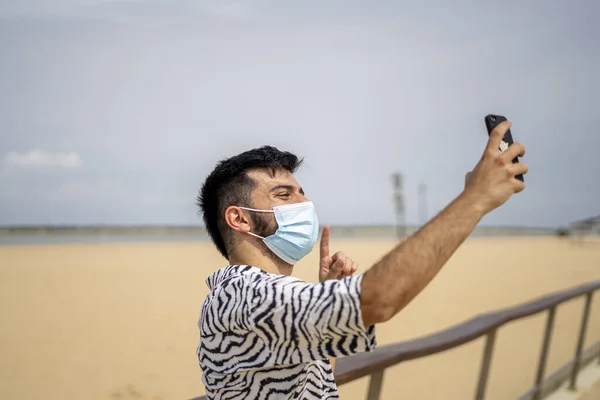 Een Spaanse Man Met Een Beschermend Masker Die Een Zonnige — Stockfoto