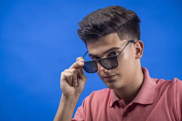 Retrato Cerca Joven Elegante Con Corte Pelo Moda Poniéndose Sus — Foto de Stock