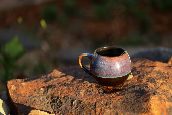 Enfoque Selectivo Una Taza Gres Cerámico Sobre Una Piedra Con —  Fotos de Stock