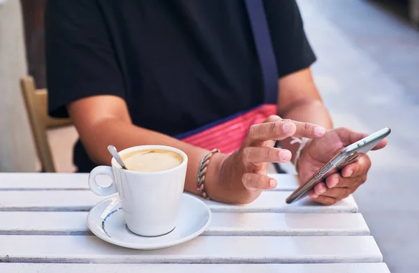 Nahaufnahme Einer Frau Die Kaffee Trinkt Und Ihr Handy Einem — Stockfoto