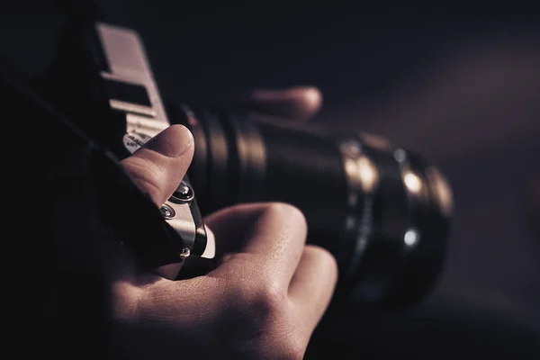 Tiro Foco Seletivo Uma Mão Masculina Segurando Uma Câmera — Fotografia de Stock