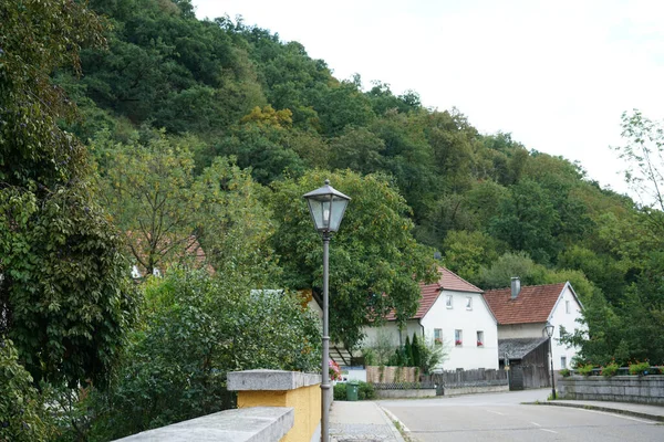 Die Modernen Häuser Mit Lehmdachziegeln Umgeben Von Grünanlagen — Stockfoto