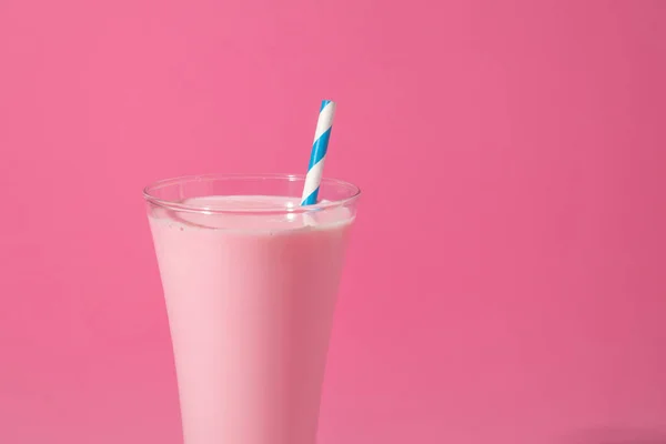 Ein Glas Erdbeer Smoothie Isoliert Auf Rosa Hintergrund — Stockfoto