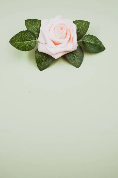 Růžová Umělá Růže Zeleném Povrchu — Stock fotografie