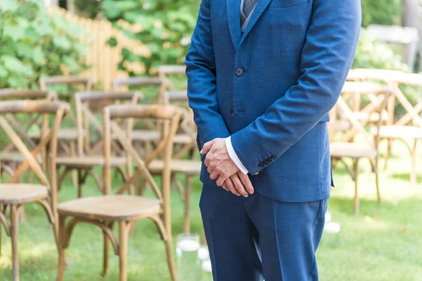 庭で花嫁を待っている青いスーツの新郎のクローズアップ — ストック写真