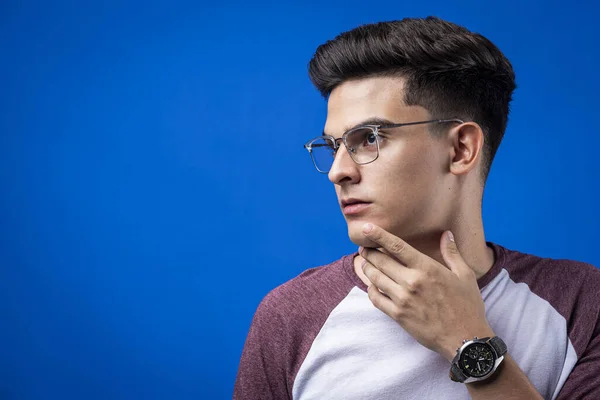 Nahaufnahme Eines Attraktiven Jungen Mannes Mit Brille Der Sein Kinn — Stockfoto