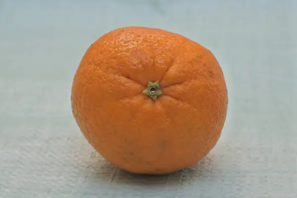 桌上放了一大杯新鲜橙子的高角照片 — 图库照片