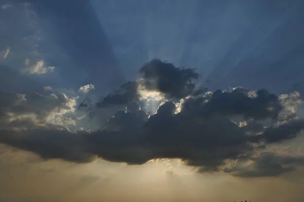 Beau Cliché Soleil Qui Brille Derrière Grands Nuages Duveteux — Photo