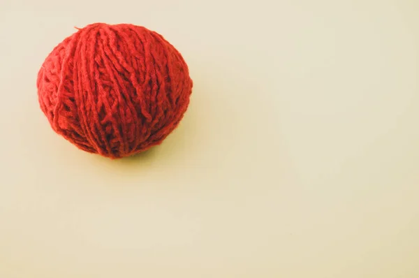 Висококутний Знімок Кульки Червоної Пряжі — стокове фото