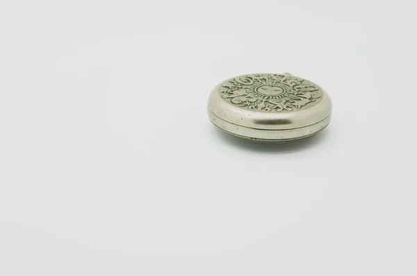 Een Closeup Shot Van Een Vintage Zilveren Zakhorloge Geïsoleerd Witte — Stockfoto