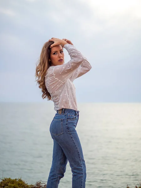 Uma Bela Jovem Caucasiana Vestindo Uma Camisa Branca Jeans Penhasco — Fotografia de Stock