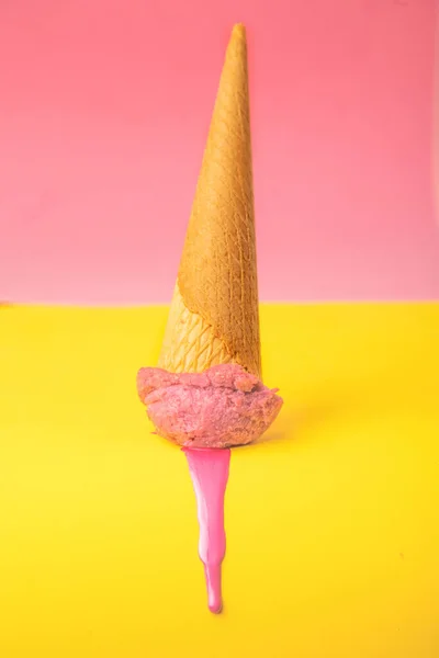 Una Toma Vertical Helado Rosa Derretido Sobre Fondo Colorido — Foto de Stock