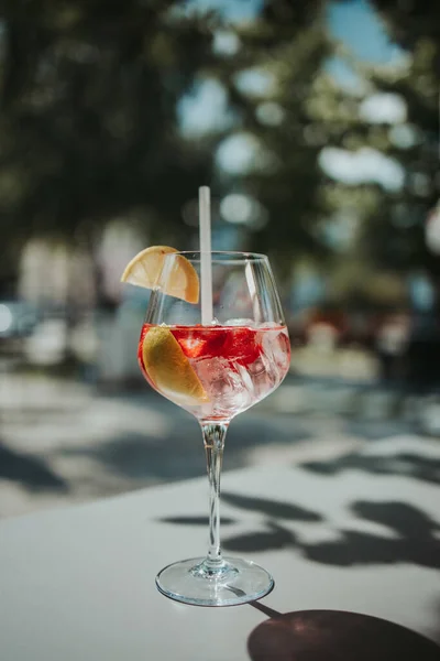 Вертикальний Знімок Склянки Полуниці Лимонного Коктейлю — стокове фото
