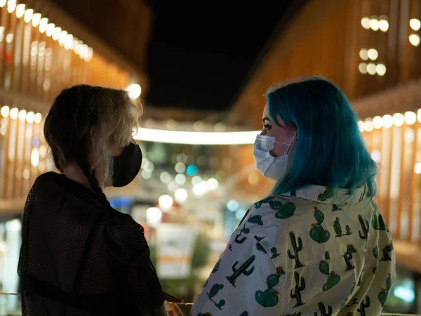 Een Shot Van Twee Vrouwen Met Medische Maskers Die Met — Stockfoto