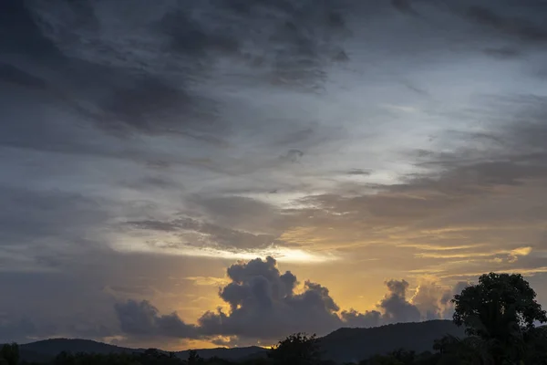 Una Hermosa Toma Campo Sobre Fondo Nublado Del Cielo — Foto de Stock