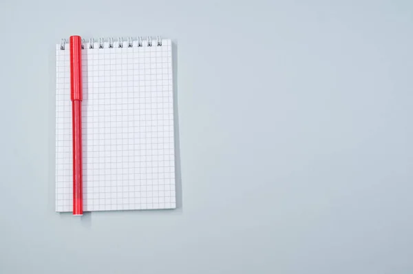 Caderno Encargos Lápis Vermelho Num Fundo Cinzento — Fotografia de Stock