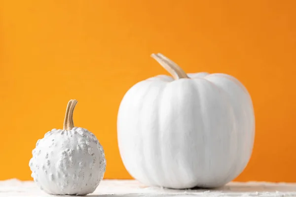 Par Calabazas Blancas Sobre Fondo Naranja — Foto de Stock