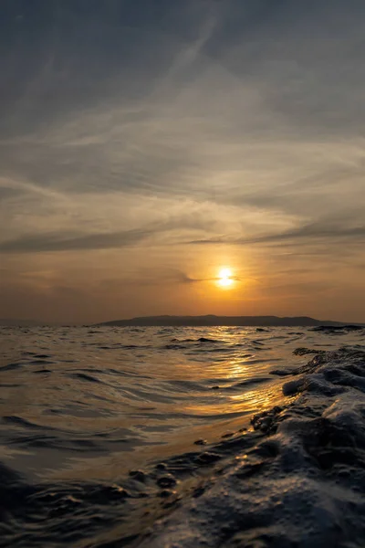 Вертикальный Снимок Белых Пены Морской Воде После Корабля — стоковое фото