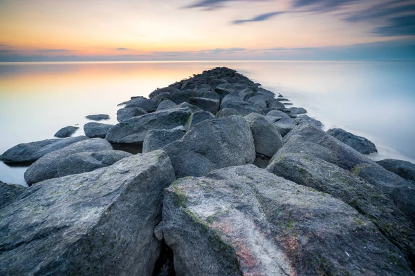 Een Prachtige Opname Van Een Rotsachtig Strand Tijdens Zonsondergang — Stockfoto