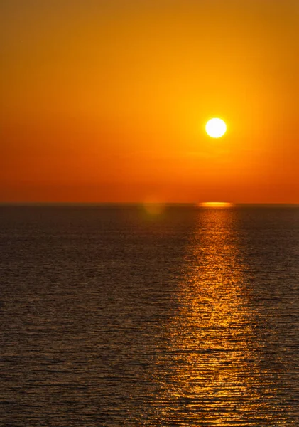 Bel Colpo Verticale Del Sole Che Tramonta Sul Mare — Foto Stock