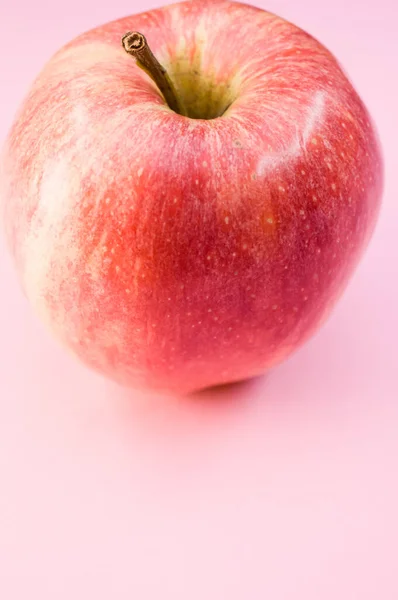 Una Toma Vertical Manzana Roja Fresca Aislada Sobre Fondo Rosa — Foto de Stock