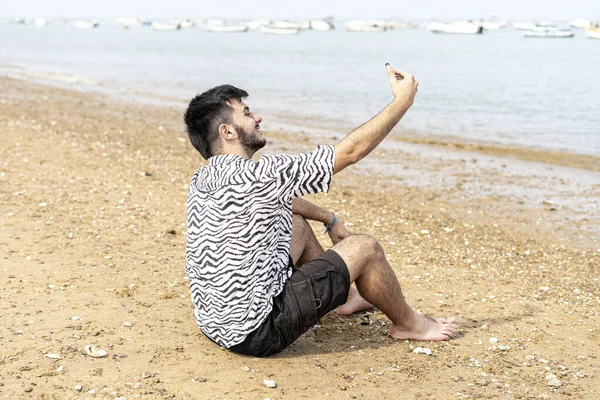 Hiszpan Robiący Selfie Plaży — Zdjęcie stockowe