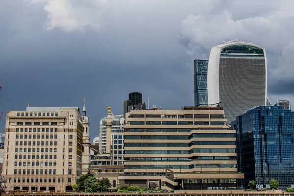 曇り空の日の背景にロンドンの近代的な建物のパノラマショット — ストック写真