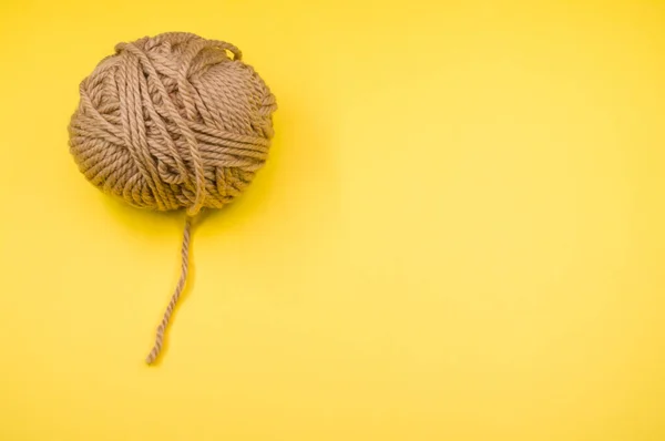 Tiro Ângulo Alto Uma Bola Fio Uma Superfície Amarela — Fotografia de Stock