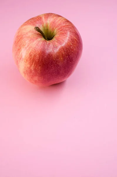Ein Vertikaler Schuss Frischer Roter Apfel Isoliert Auf Rosa Hintergrund — Stockfoto