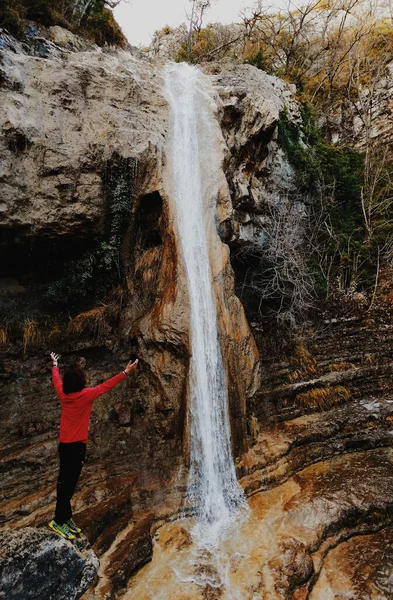 Tiro Vertical Uma Pessoa Apreciando Vista Cachoeira — Fotografia de Stock