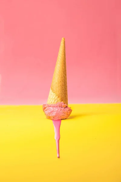 Una Toma Vertical Helado Rosa Derretido Sobre Fondo Colorido — Foto de Stock