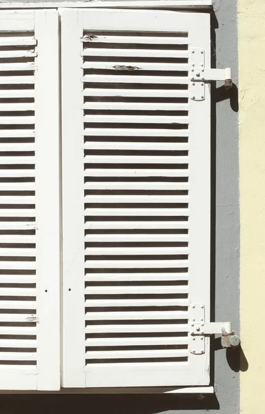 Een Verticaal Schot Van Van Hout Windows Een Cement Muur — Stockfoto
