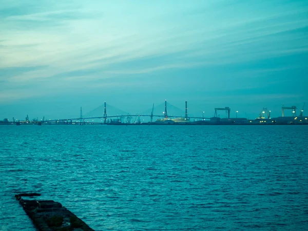 背景に橋が架かっている穏やかな海のドラマチックでムードのある景色 — ストック写真