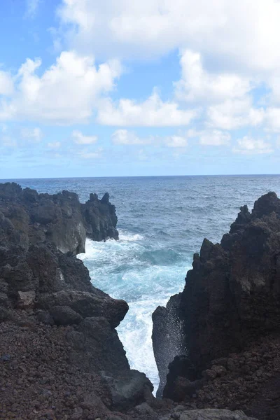 Вид Хвиль Ють Скелях Пляжі Похмурому Фоні Дня — стокове фото