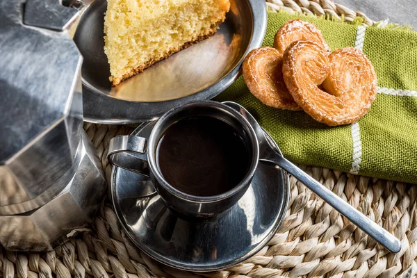 Tiro Ângulo Alto Uma Xícara Café Metal Durante Café Manhã — Fotografia de Stock