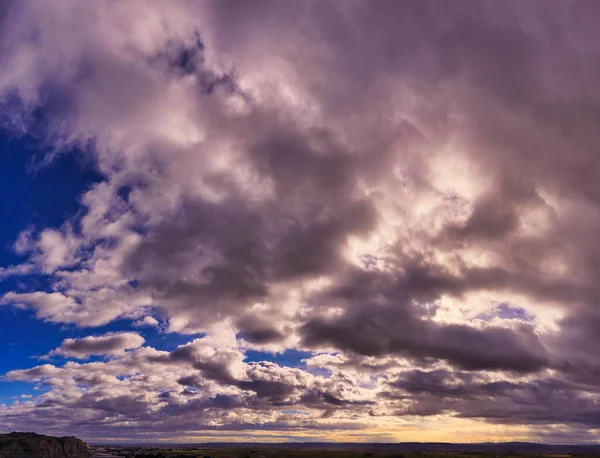 Низкоугольный Снимок Громового Облачного Неба — стоковое фото