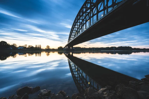 Belo Tiro Uma Ponte Sobre Lago Reflexivo Durante Pôr Sol — Fotografia de Stock