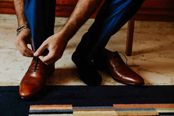 Tiro Ângulo Baixo Macho Amarrando Seu Cadarço Seus Sapatos Couro — Fotografia de Stock