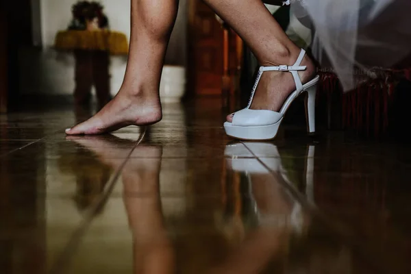 Mariée Assise Portant Ses Chaussures Talons Hauts Mariage Blanc — Photo