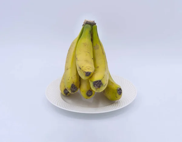 Ramo Plátanos Plato Sobre Fondo Aislado — Foto de Stock