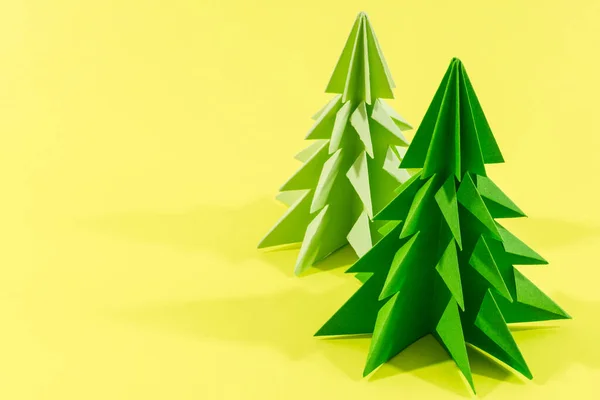 Δύο Πράσινα Δέντρα Origami Απομονωμένα Κίτρινο Φόντο — Φωτογραφία Αρχείου