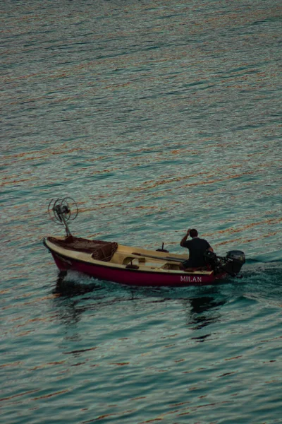 Tiro Vertical Homem Num Barco Mar — Fotografia de Stock