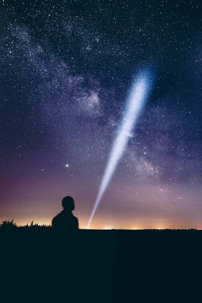 Disparo Vertical Una Persona Apuntando Linterna Cielo Con Vía Láctea —  Fotos de Stock