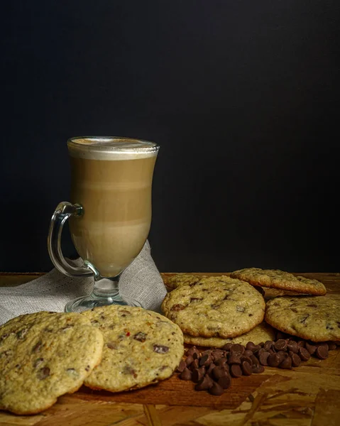 Vertical Shot Chocolate Chip Cookies Next Glass Cappuccino Wooden Table — Stock Photo, Image