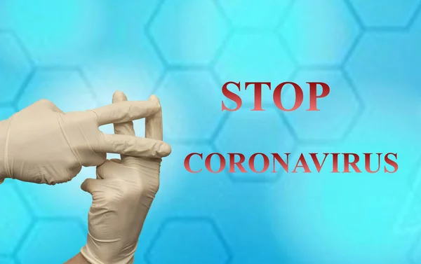 六角形のパターンに対して Stop Coronavirus テキストを持つラテックス手袋のハッシュタグの手の閉鎖 — ストック写真