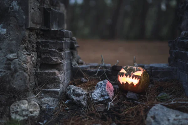 Una Calabaza Halloween Con Una Cara Aterradora Ruinas Viejas —  Fotos de Stock